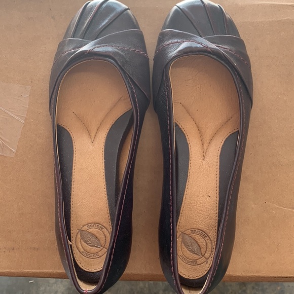 EXCELLENT CONDITION Womens cushioned slight wedge flats! - Picture 2 of 5